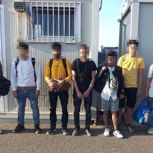 Ascunşi în două TIR-uri, încărcate cu tutun și piese de aluminiu, 10 migranţi au încercat să treacă frontiera ilegal, în Ungaria