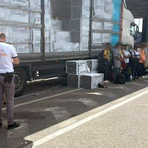 Treizeci de cetăţeni din Nepal şi Bangladesh, depistaţi ascunşi de către polițiștii de frontieră arădeni