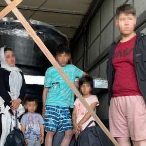 Ascunşi într-un TIR încărcat cu sicrie, 36 de cetăţeni străini intenţionau să treacă ilegal frontiera