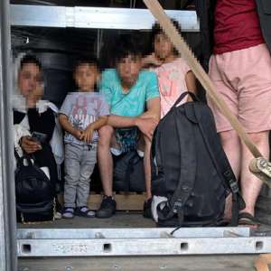 Ascunşi într-un TIR încărcat cu sicrie, 36 de cetăţeni străini intenţionau să treacă ilegal frontiera