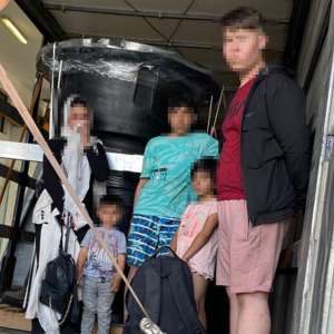 Ascunşi într-un TIR încărcat cu sicrie, 36 de cetăţeni străini intenţionau să treacă ilegal frontiera