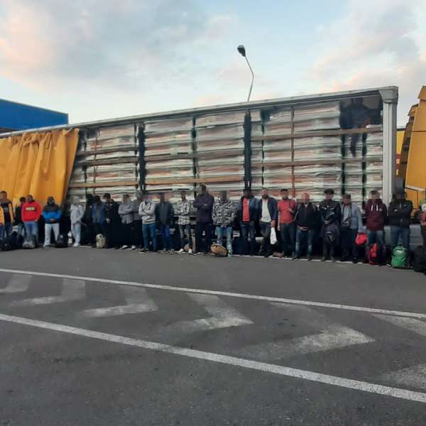 Ascunşi într-un TIR încărcat cu sicrie, 36 de cetăţeni străini intenţionau să treacă ilegal frontiera