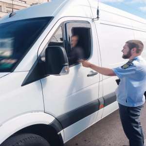 Conducea un microbuz, fără permis de conducere