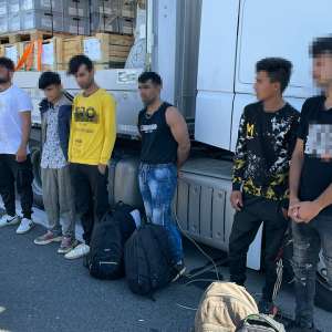 Şase bărbaţi din Pakistan intenţionau să ajungă ilegal în Spaţiul Schengen, ascunşi într-un TIR cu piese auto
