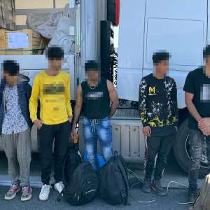 Şase bărbaţi din Pakistan intenţionau să ajungă ilegal în Spaţiul Schengen, ascunşi într-un TIR cu piese auto