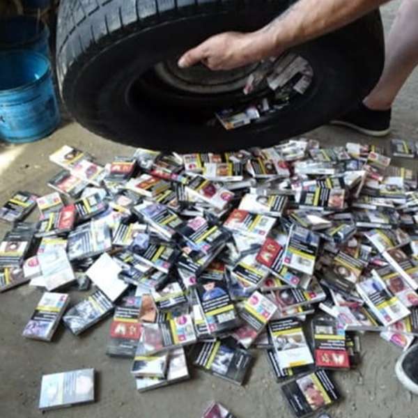 Ţigarete în valoare de peste 15.000 de lei, ascunse în roata de rezervă și cabina unui microbuz
