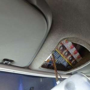 Ţigarete în valoare de peste 15.000 de lei, ascunse în roata de rezervă și cabina unui microbuz