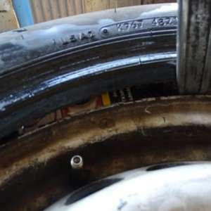 Ţigarete în valoare de peste 15.000 de lei, ascunse în roata de rezervă și cabina unui microbuz