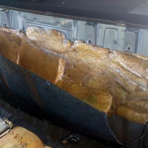 Cincizeci de kilograme de tutun, descoperite într-un autoturism la P.T.F. Valea lui Mihai