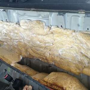 Cincizeci de kilograme de tutun, descoperite într-un autoturism la P.T.F. Valea lui Mihai