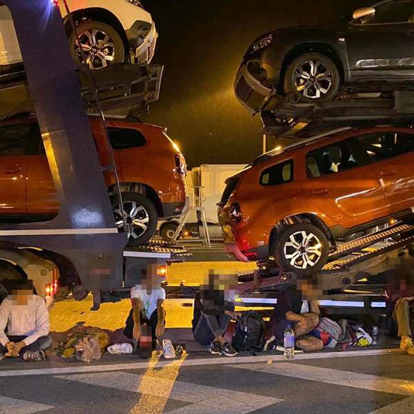 58 de cetăţeni străini care au încercat să ajungă, ilegal, în vestul Europei, opriţi la graniţa cu Ungaria
