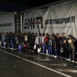 58 de cetăţeni străini care au încercat să ajungă, ilegal, în vestul Europei, opriţi la graniţa cu Ungaria