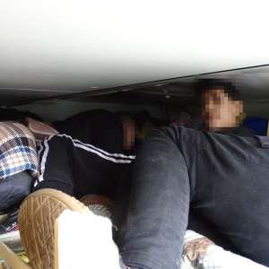 Patru cetățeni sirieni depistați ascunşi printre cutii cu fructe şi legume, într-un ansamblu rutier, în P.T.F. Calafat