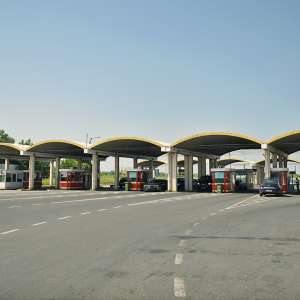 Șoferul unui microbuz arestat preventiv pentru trafic de migranți