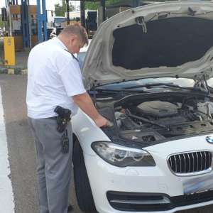 BMW furat din Finlanda, descoperit la Albița