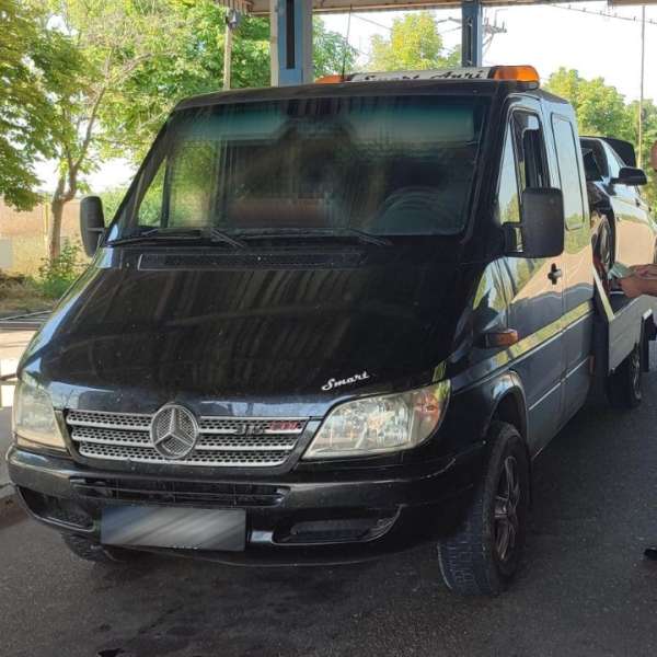 Ansamblu de vehicule neînmatriculate, condus de un şofer cu permis necorespunzător