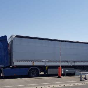 Cinci cetăţeni străini depistați într-un TIR cu role de oțel