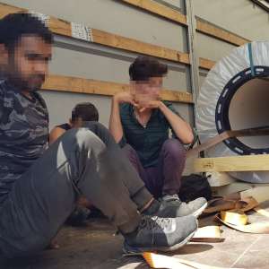 Cinci cetăţeni străini depistați într-un TIR cu role de oțel