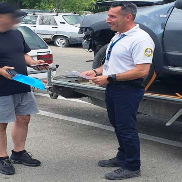 Acte false pentru un autoturism declarat daună totală, descoperite de polițiștii de frontieră ieșeni