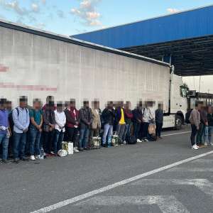 41 de cetățeni străini care intenţionau să ajungă ilegal în Spaţiul Schengen, găsiţi ascunşi într-un TIR cu detergent