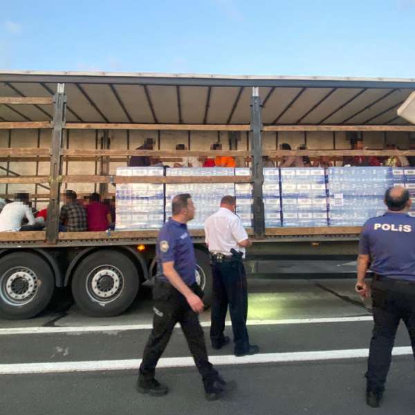 41 de cetățeni străini care intenţionau să ajungă ilegal în Spaţiul Schengen, găsiţi ascunşi într-un TIR cu detergent