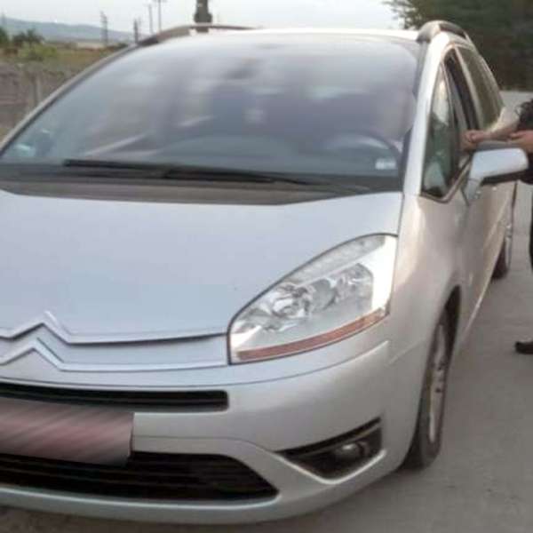 Autoturism cu număr provizoriu expirat şi autorizaţie de circulaţie falsificată descoperit în trafic