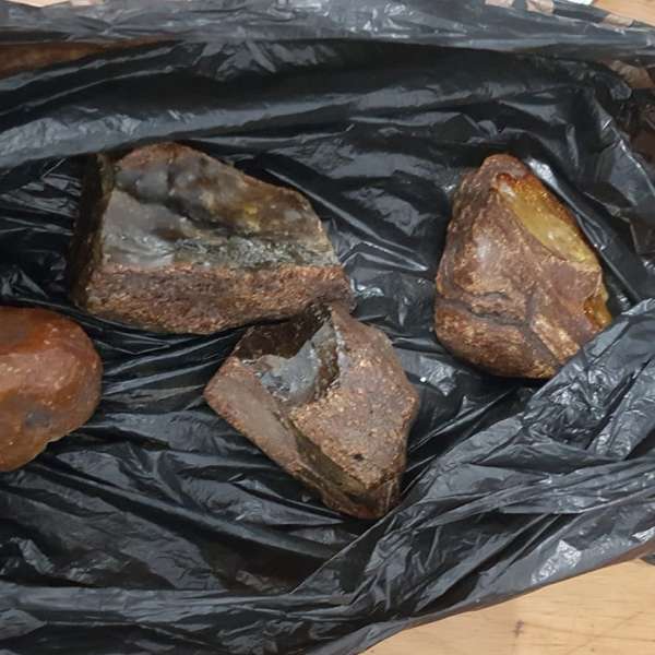 Chihlimbar brut descoperit în borseta unui cetăţean ucrainean în Punctul de Trecere a Frontierei Siret