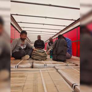 Treisprezece cetăţeni străini depistați într-un TIR cu role de oțel