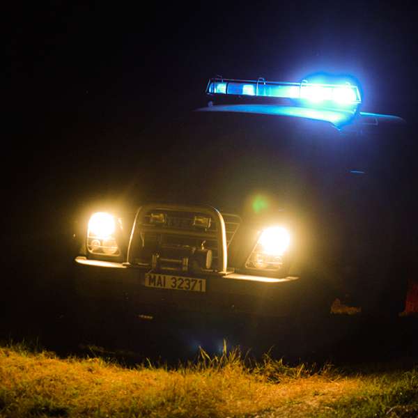 Doi cetățeni români arestați pentru trafic de migranți