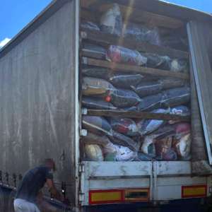 Aproximativ 18 tone de haine second-hand, trasnportate ilegal din Bulgaria, oprite la P.T.F. Călărași