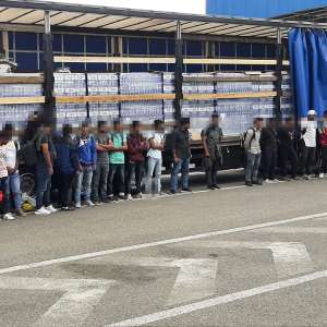 41 de cetăţeni străini, depistați ascunși de polițiștii de frontieră arădeni