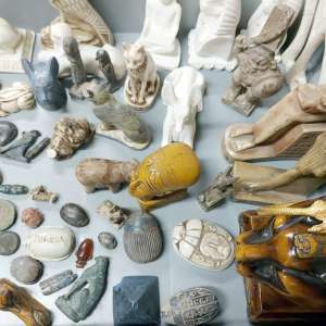 Doi cetăţeni libanezi, depistaţi pe Aeroportul Otopeni cu 80 de artefacte arheologice, susceptibile de a face parte din patrimoniul cultural egiptean