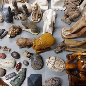 Doi cetăţeni libanezi, depistaţi pe Aeroportul Otopeni cu 80 de artefacte arheologice, susceptibile de a face parte din patrimoniul cultural egiptean