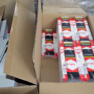 Fabrici clandestine de țigarete, descoperite de polițiști