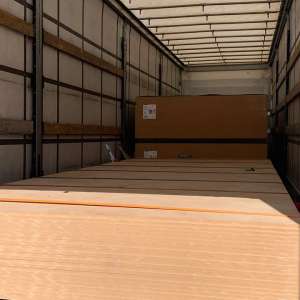 Acţiuni intense la frontiera de vest. 132 de cetăţeni străini, depistați ascunși printre mărfurile din camioane. Într-un singur tir au fost găsite 75 de persoane