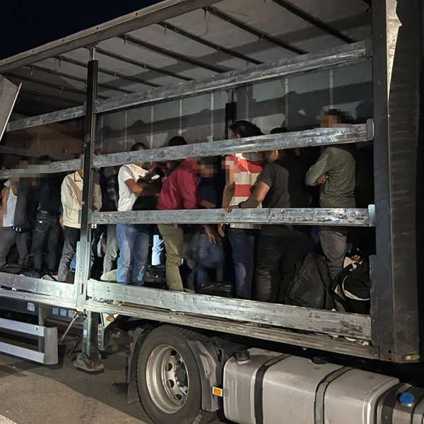 Acţiuni intense la frontiera de vest. 132 de cetăţeni străini, depistați ascunși printre mărfurile din camioane. Într-un singur tir au fost găsite 75 de persoane