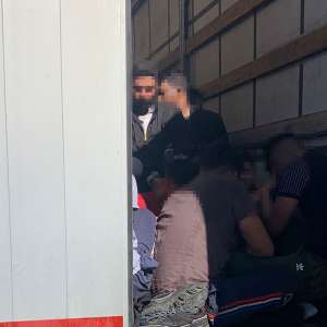 Acţiuni intense la frontiera de vest. 132 de cetăţeni străini, depistați ascunși printre mărfurile din camioane. Într-un singur tir au fost găsite 75 de persoane