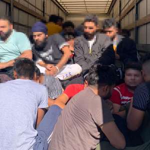 Acţiuni intense la frontiera de vest. 132 de cetăţeni străini, depistați ascunși printre mărfurile din camioane. Într-un singur tir au fost găsite 75 de persoane