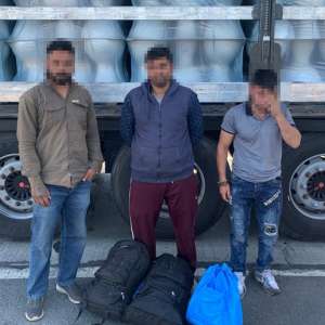 Acţiuni intense la frontiera de vest. 132 de cetăţeni străini, depistați ascunși printre mărfurile din camioane. Într-un singur tir au fost găsite 75 de persoane