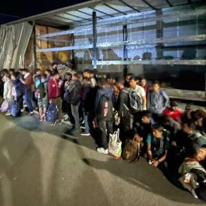 Acţiuni intense la frontiera de vest. 132 de cetăţeni străini, depistați ascunși printre mărfurile din camioane. Într-un singur tir au fost găsite 75 de persoane