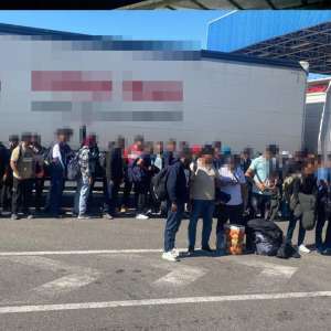 Acţiuni intense la frontiera de vest. 132 de cetăţeni străini, depistați ascunși printre mărfurile din camioane. Într-un singur tir au fost găsite 75 de persoane