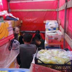 Cetățeni sirieni depistați ascunşi printre cutii cu legume, într-o autoutilitară, în P.T.F. Bechet