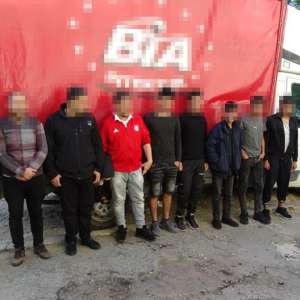 Cetățeni sirieni depistați ascunşi printre cutii cu legume, într-o autoutilitară, în P.T.F. Bechet