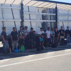 Două TIR-uri oprite la Nădlac II. 23 de cetăţeni străini depistaţi încercând să treacă ilegal frontiera