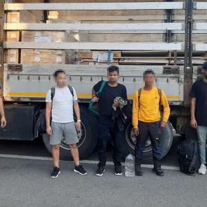 Două TIR-uri oprite la Nădlac II. 23 de cetăţeni străini depistaţi încercând să treacă ilegal frontiera