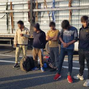 Cinci afgani depistați într-un automarfar încărcat cu sticle la PTF Nădlac II