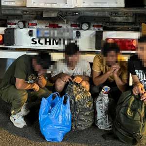 16 cetăţeni străini intenţionau să treacă frontiera, ilegal, în Ungaria. 12 dintre aceștia, depistaţi în portbagajele unor autoturisme.