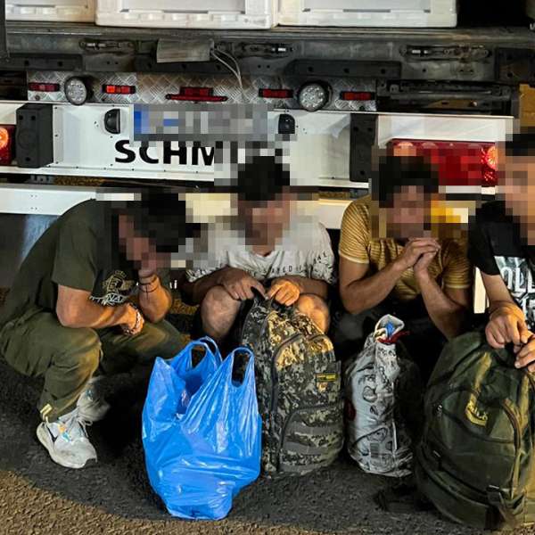 16 cetăţeni străini intenţionau să treacă frontiera, ilegal, în Ungaria. 12 dintre aceștia, depistaţi în portbagajele unor autoturisme.
