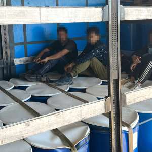 Șapte cetățeni străini depistați într-un TIR, la P.T.F. Borș II