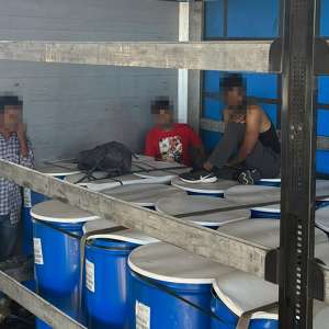 Șapte cetățeni străini depistați într-un TIR, la P.T.F. Borș II